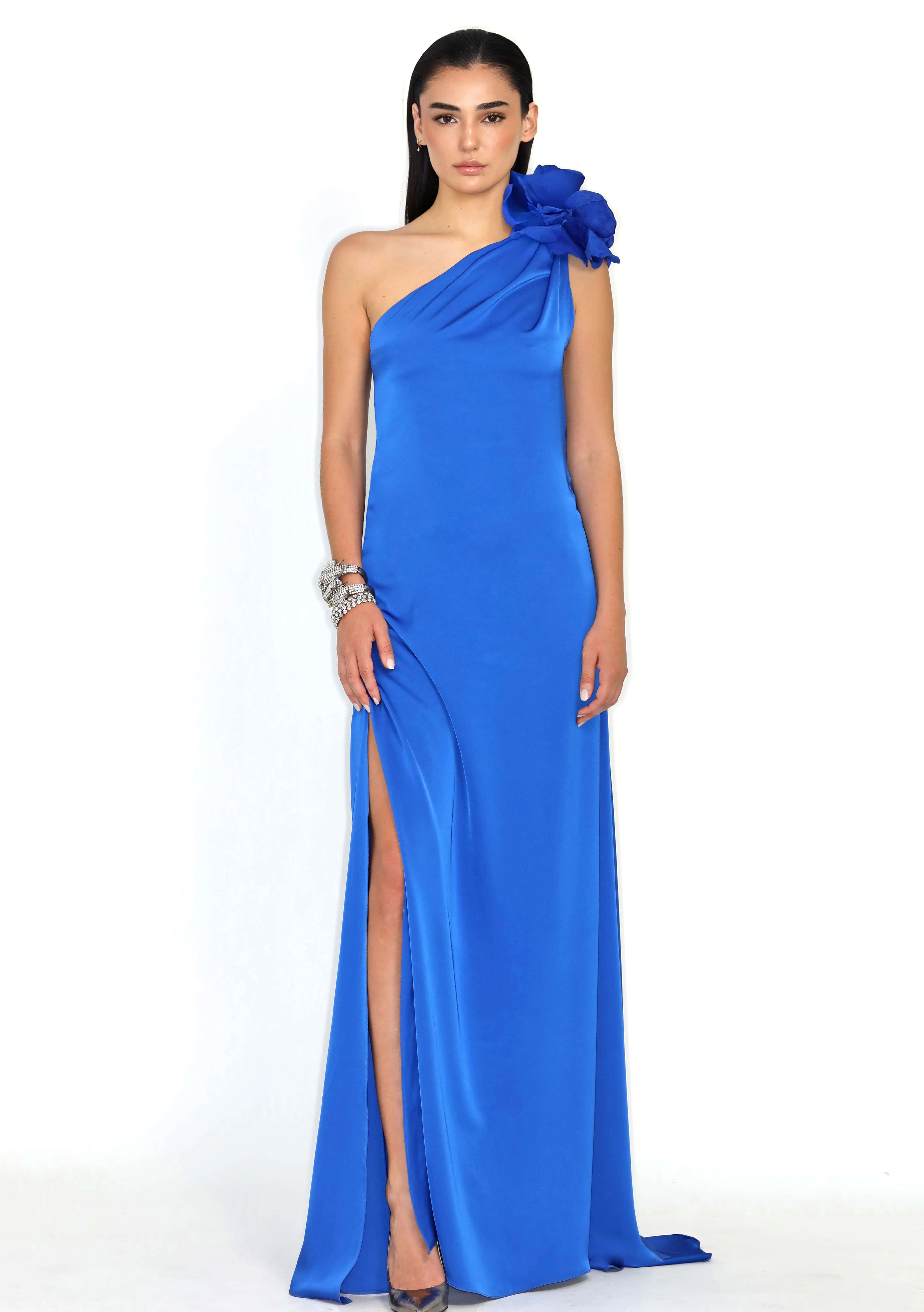 Vestido largo azul eléctrico de un solo hombro con silueta fluida y escote asimétrico