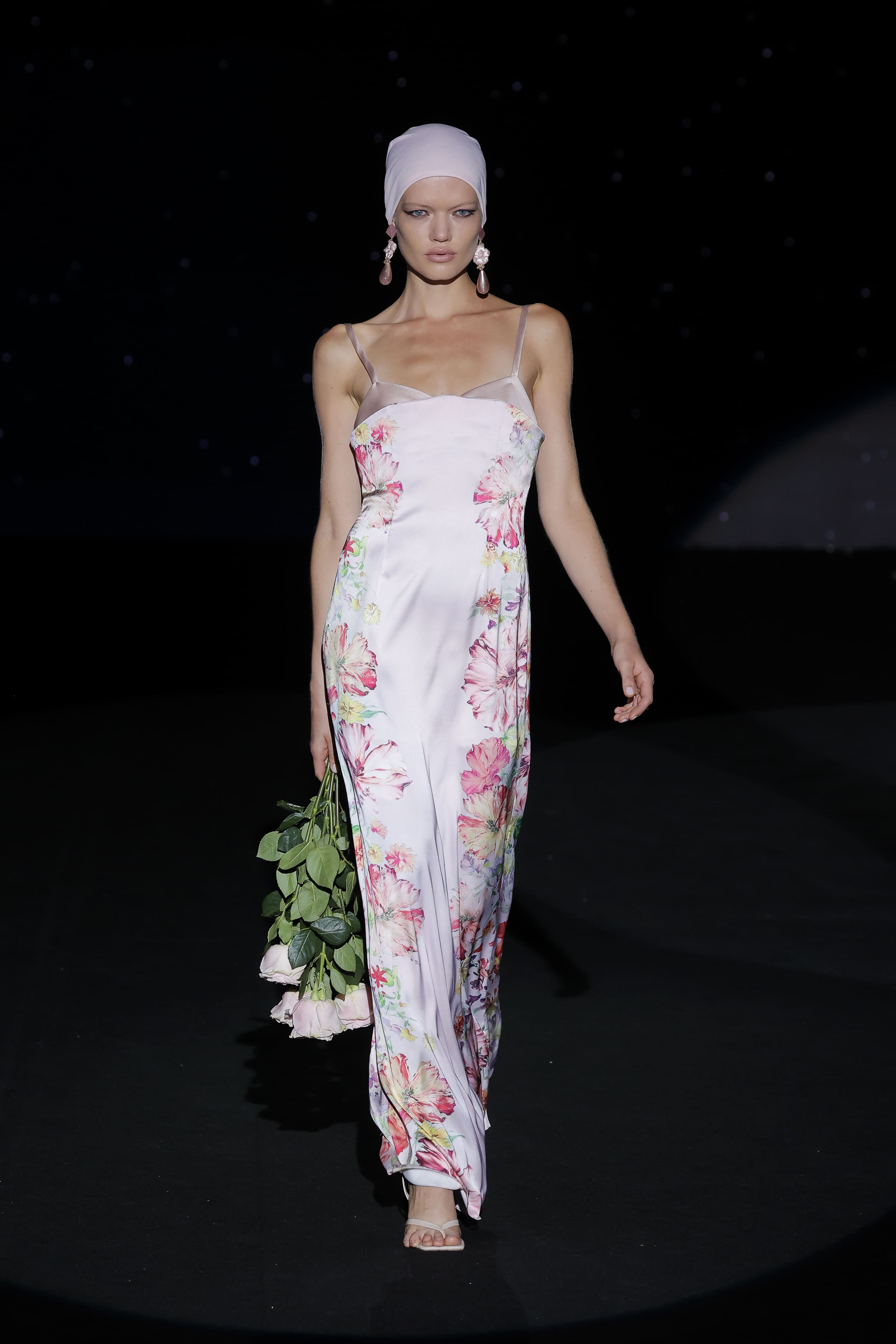 Long satin dress with thin straps, floral print in soft tones and elegant cut that enhances the figure, ideal for special occasions.