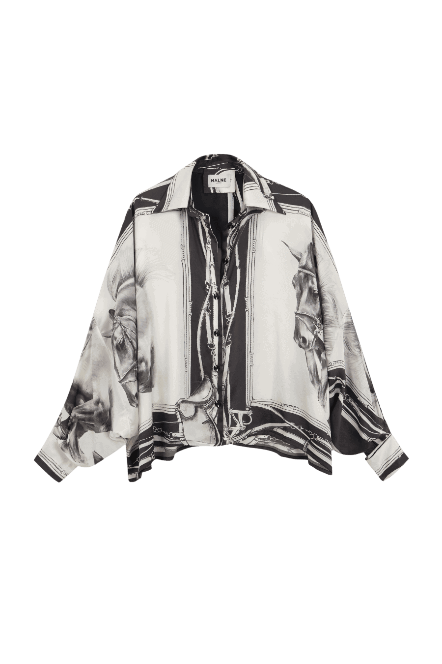 OVERSIZED PRINT BLOUSE Blusa fluida en seda estampada con ilustraciones ecuestres en blanco y negro, corte amplio y cuello clásico. Una prenda sofisticada de aire artístico y esencia atemporal