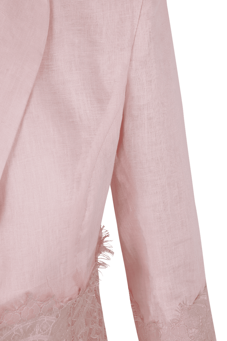 Detalle del hombro y manga en lino rosado con acabado desflecado y encaje floral, que aporta textura delicada y contraste a la sastrería estructurada