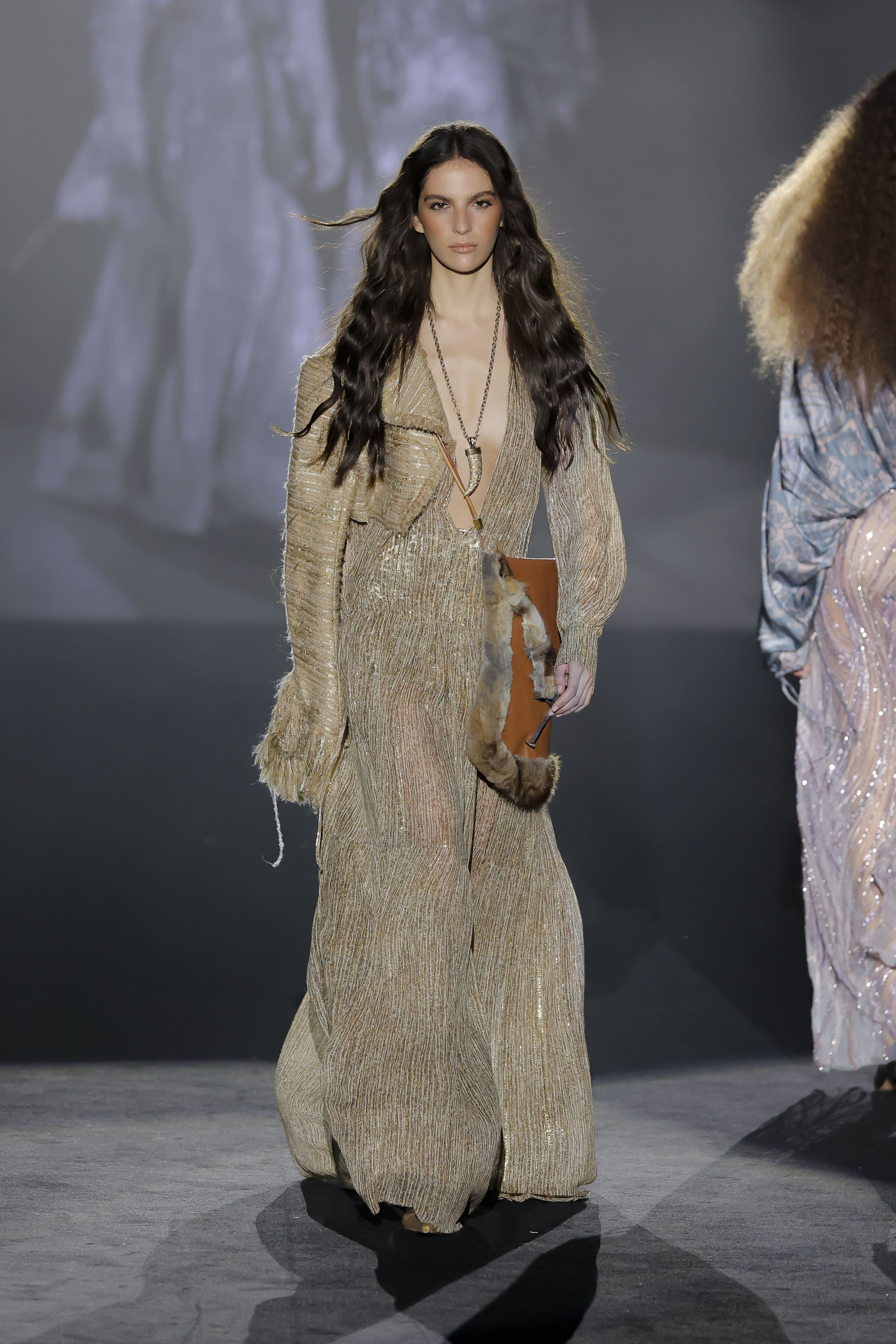 catwalk look fuses ancestral luxury with a free and nomadic spirit, creating an image that seems to emerge from a primitive legend reinterpreted in high fashion.