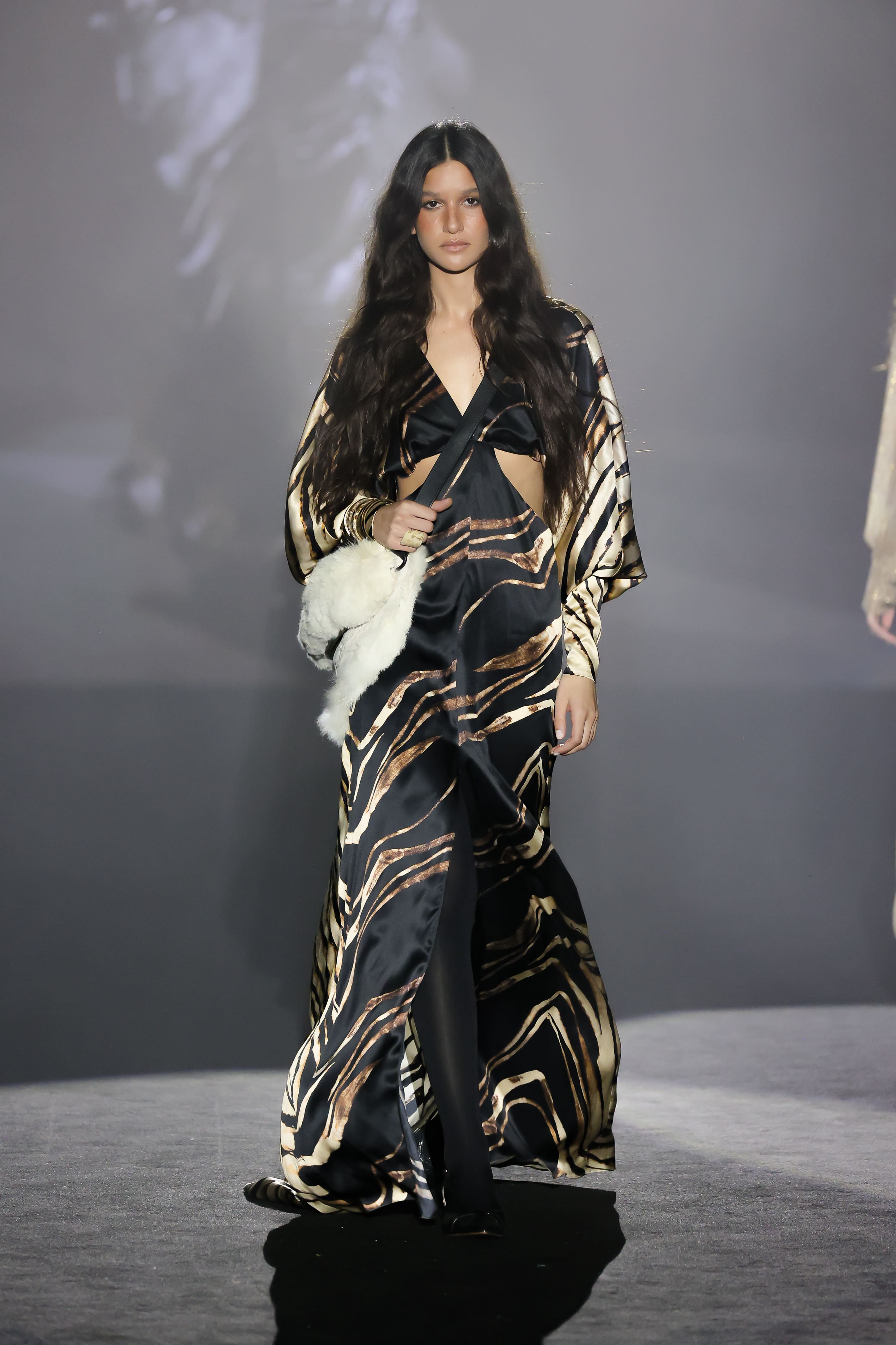 catwalk presents a fluid and powerful silhouette with a bohemian stamp and a wild spirit.