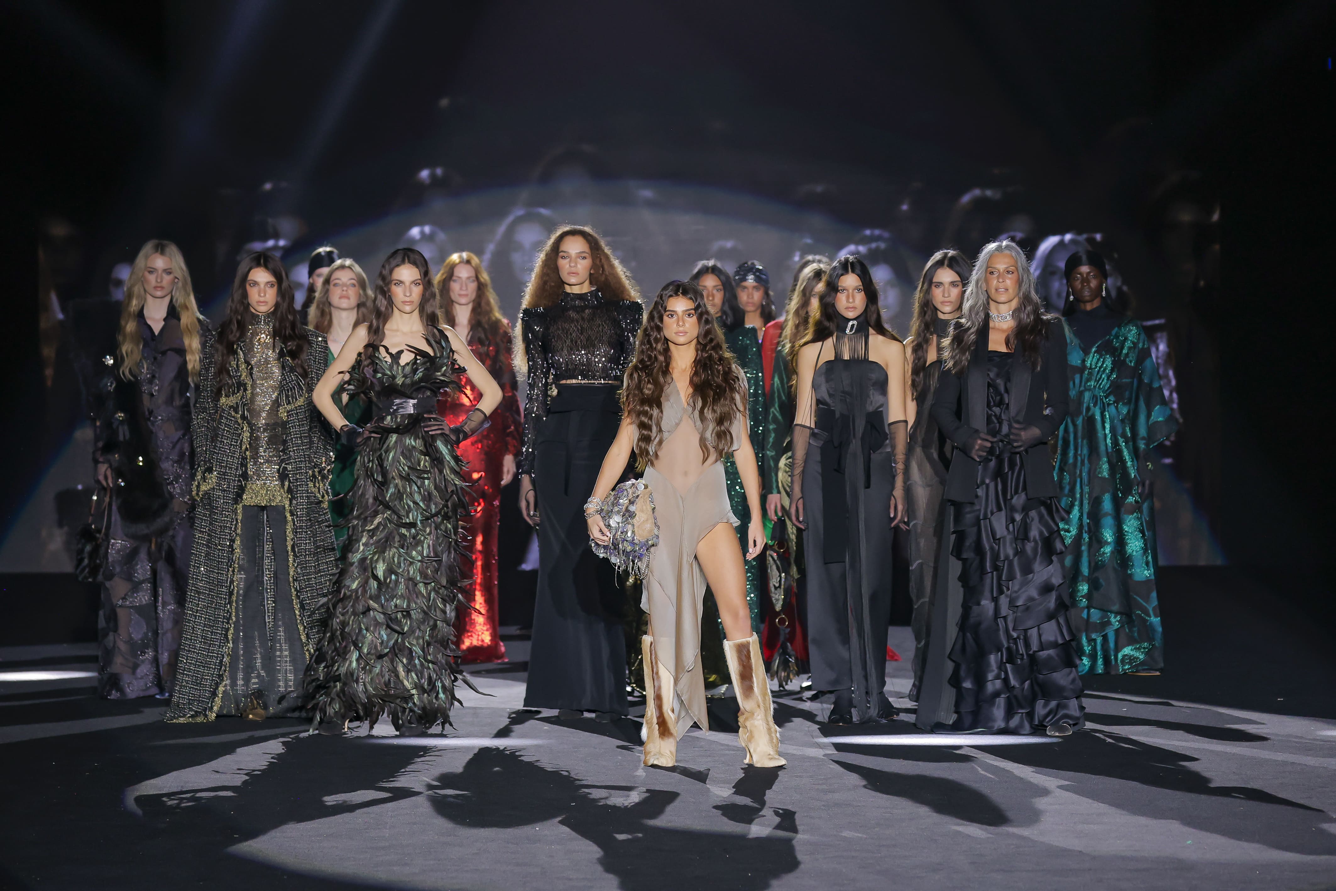 The closing of the fashion show here takes on a cinematic force. On the catwalk, the models are arranged in formation, moving forward with determination, like a constellation of modern muses.
