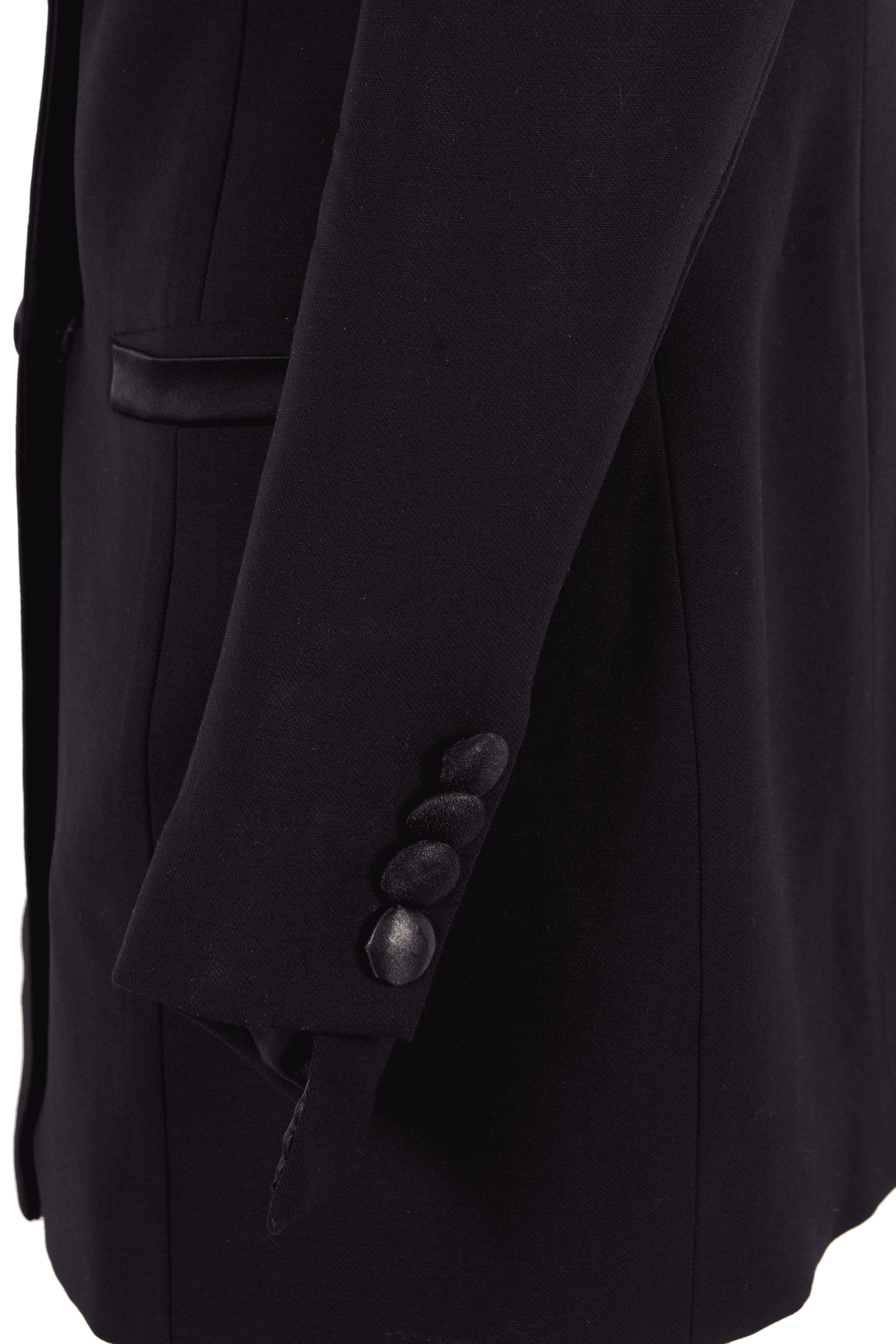 Detalle de la manga del blazer con botones forrados y bolsillo con ribete satinado, mostrando un acabado pulido y sofisticado.