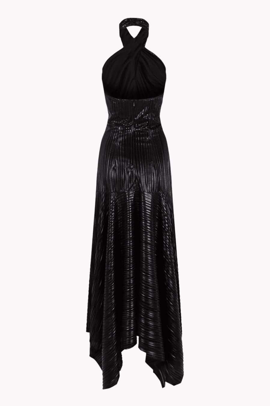 Vestido largo negro con escote halter cruzado y cintura estructurada, confeccionado en tejido plisado de acabado brillante
