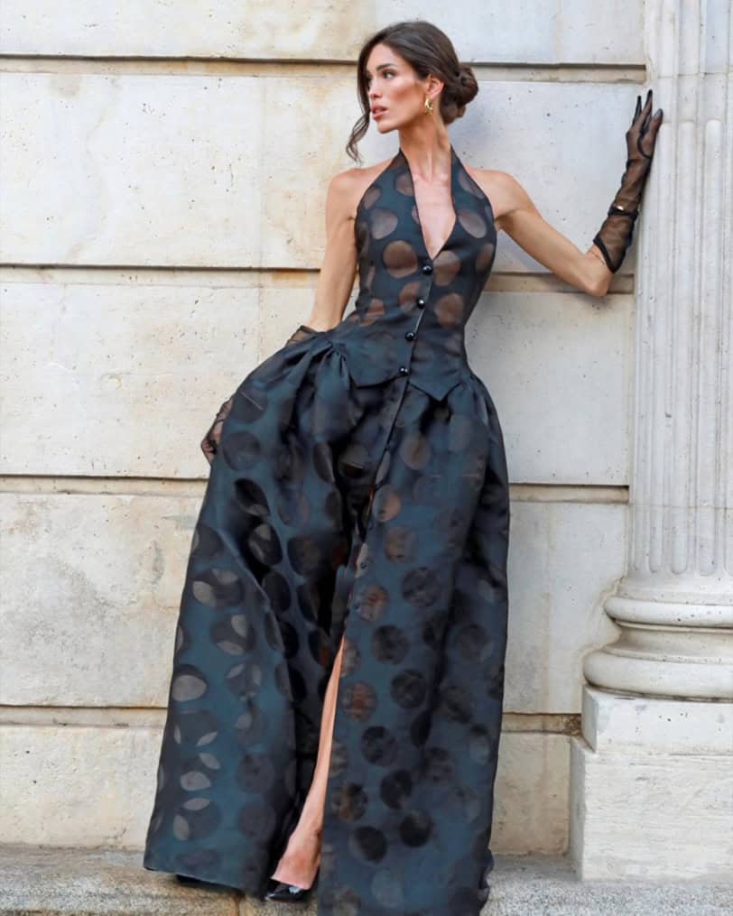 Marta López Álamo con conjunto negro de lunares y guantes largos de Malne en la alfombra roja de los Premios de la Moda Española 20a25.