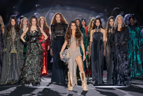 Modelos desfilando en un desfile de moda internacional, evento clave del calendario de fashion weeks.