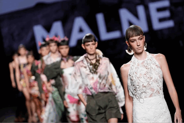 Modelos desfilando en una pasarela de moda durante la presentación profesional de una colección con narrativa visual coherente.