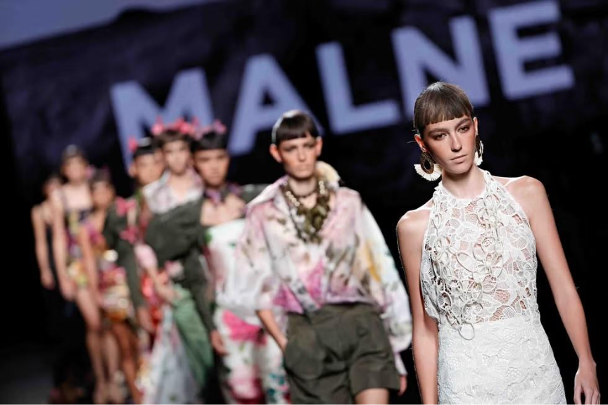 Modelos desfilando en una pasarela de moda durante la presentación profesional de una colección con narrativa visual coherente.