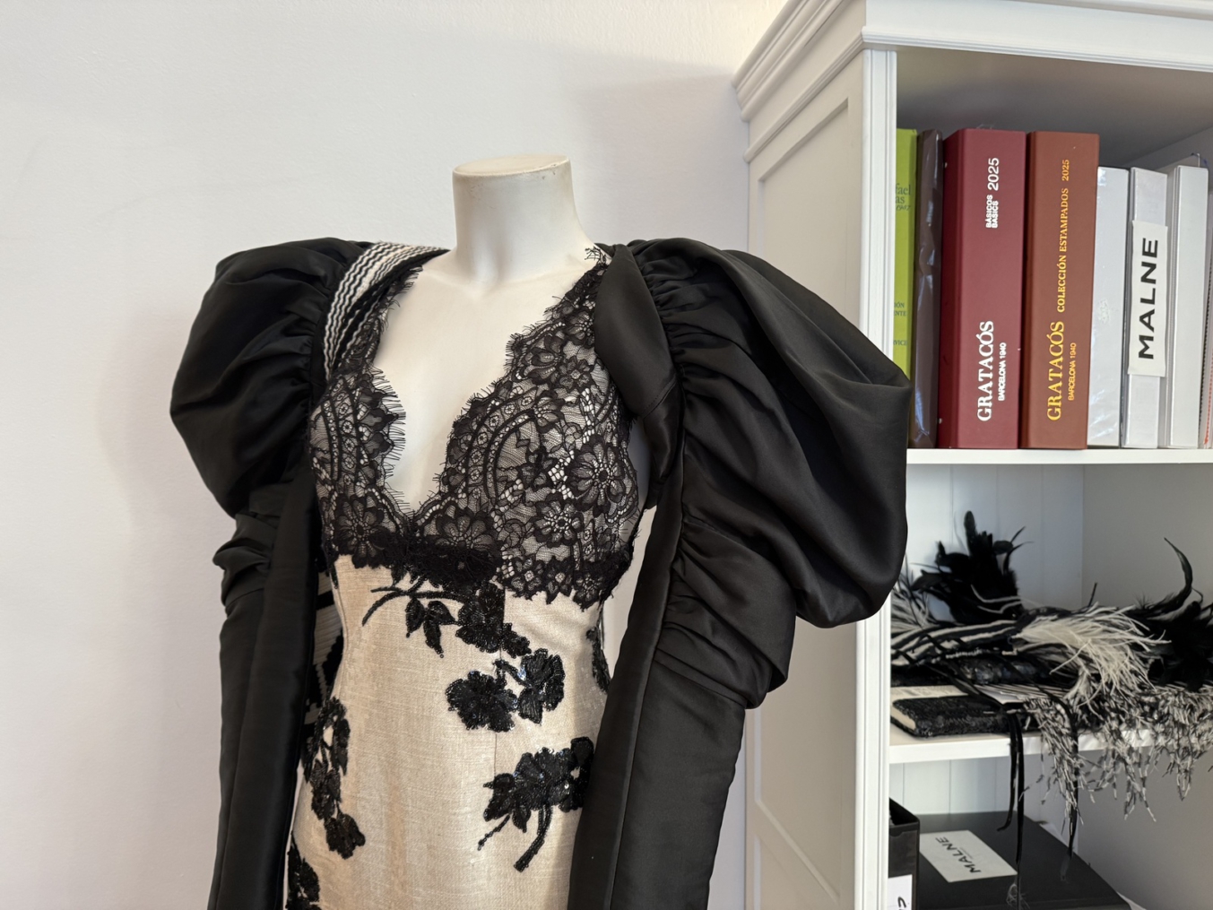 Detalle de acabados hechos a mano en una prenda de alta costura del atelier Malne, muestra de la excelencia en la artesanía en moda femenina.
