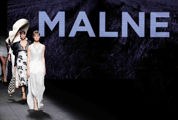 Pasarela de moda internacional con modelos desfilando durante una fashion week en Europa, como la Mercedes-Benz Fashion Week Madrid.