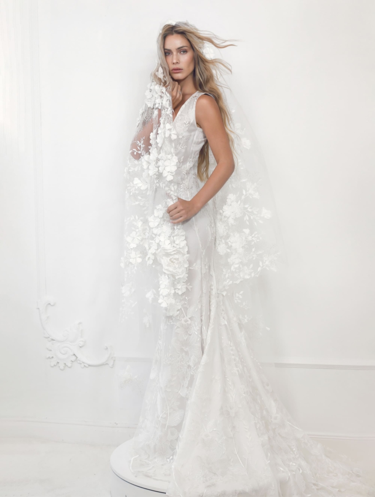 mujer con vestido de novia floreal