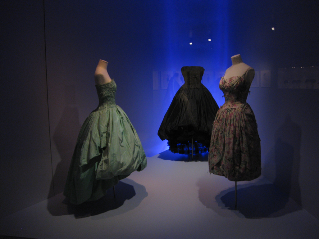 Exhibición de moda con tres vestidos vintage de falda voluminosa sobre maniquíes