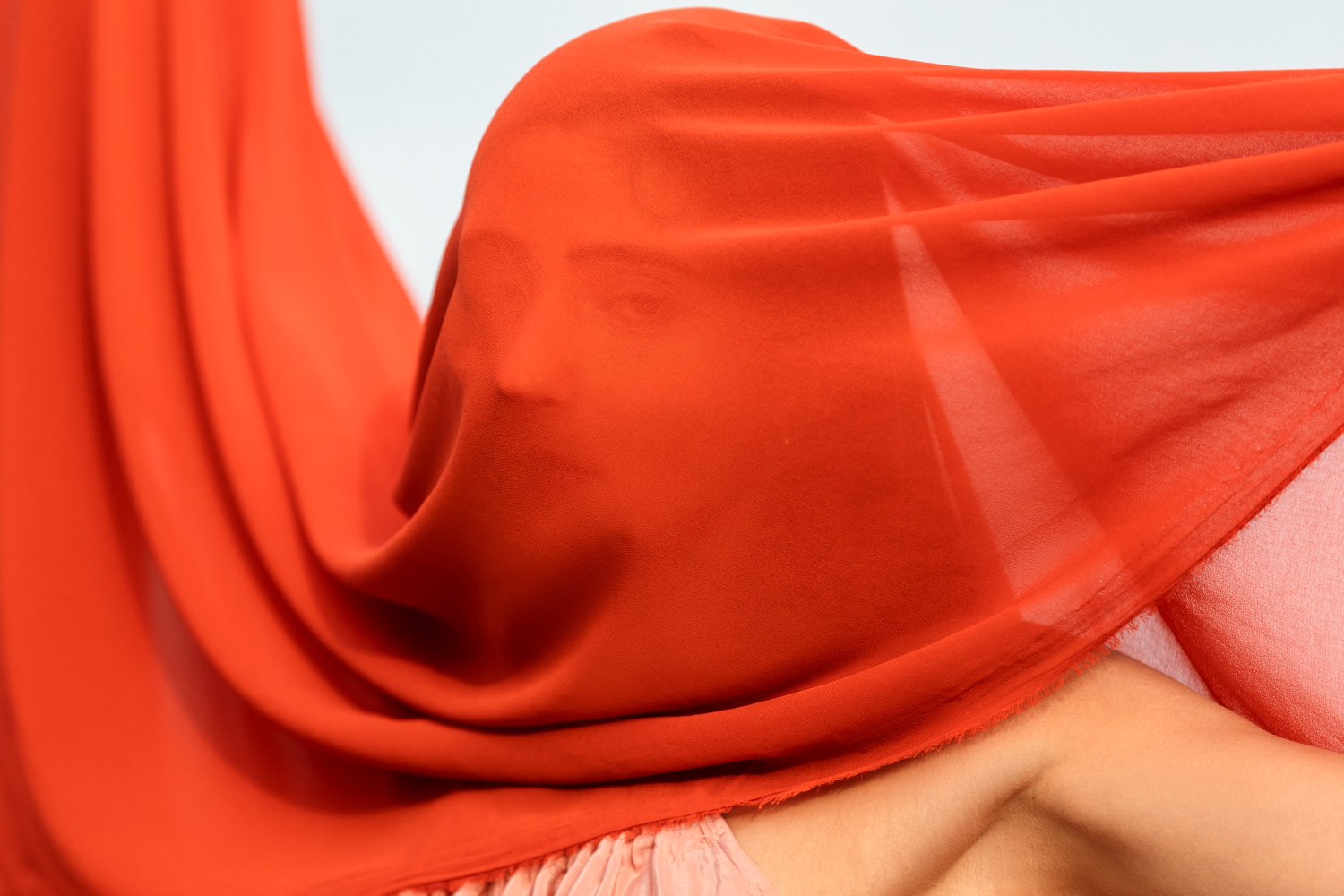 Detalle de seda en un vestido de alta costura confeccionado en el atelier.