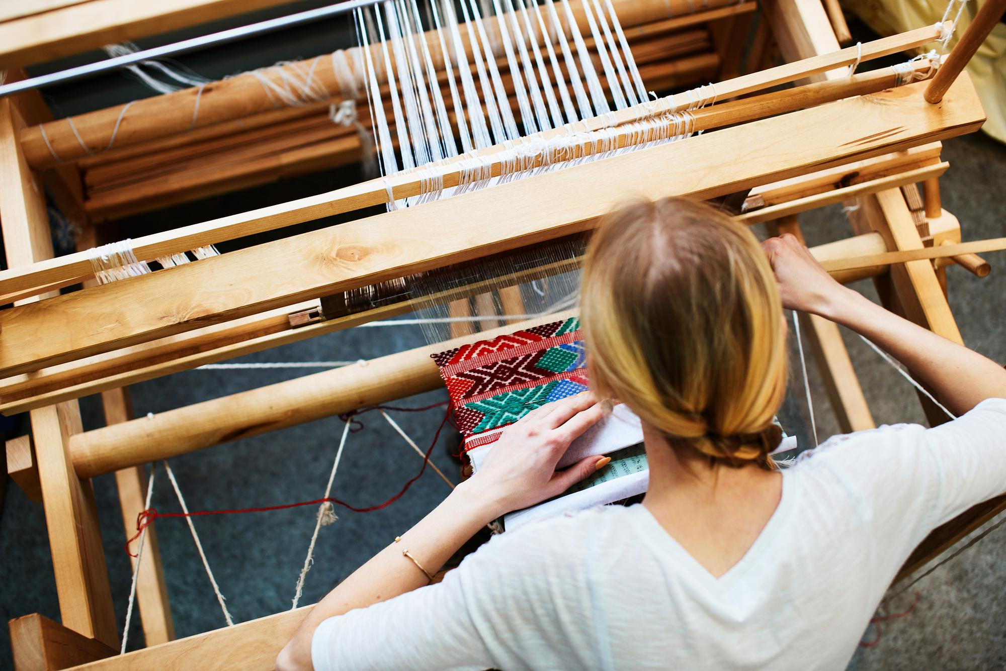 Atelier local, representando la moda de proximidad y el lujo hecho en España.