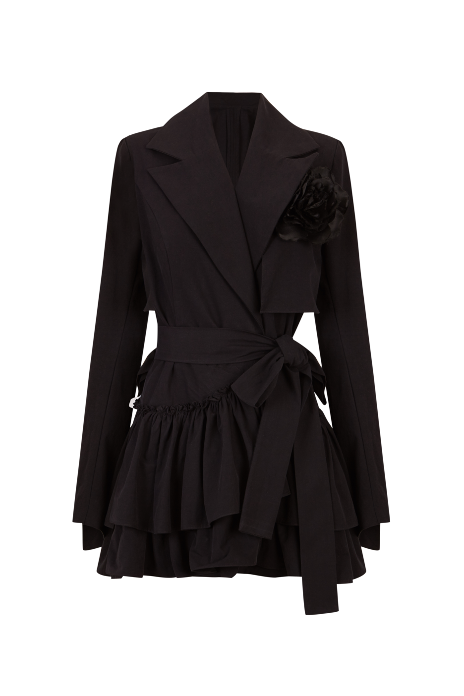 Vestido tipo blazer negro con volantes y cinturón, decorado con una flor negra en el pecho.