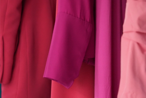 Tejidos nobles y fibras naturales para vestidos de mujer, sedas y mikados utilizados en moda artesanal