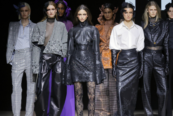 Modelos con vestidos de Malne caminando con postura elegante y gesto sereno, mostrando siluetas fluidas y diseño de moda que realza la forma de habitar el cuerpo.